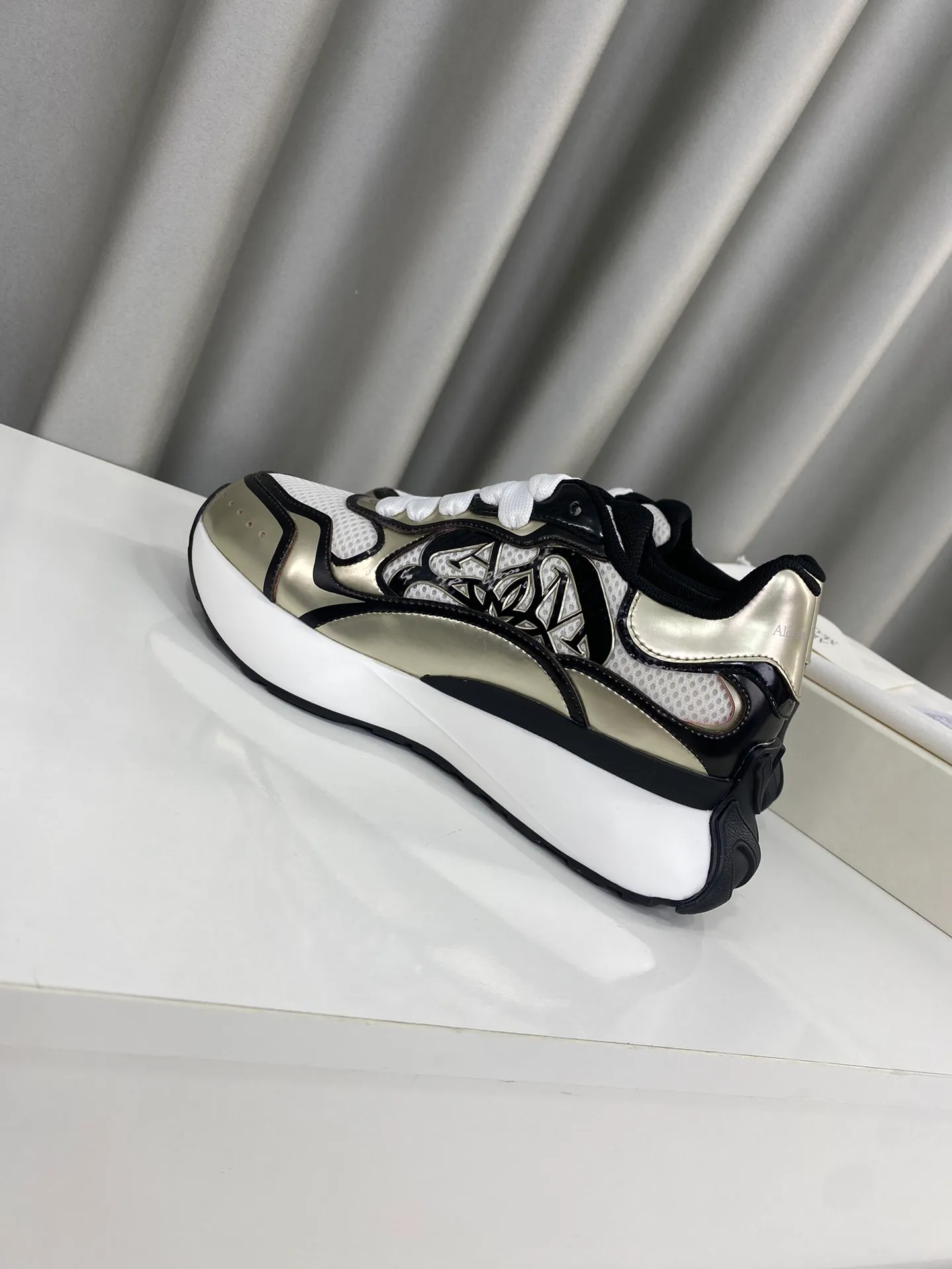 👟👟Ex-factory price 600👟👟 🔺Mc Queen🔺McQueen debuts the latest Milan Fashion Week T stage catwalk style in early spring‼ ️ Unique and personalized design, the upper foot is super stylish, and the round toe design allows the toes to be completely released. I spent a lot of money to buy multiple pairs of the originals and dismantled them and made replicas. Many celebrities: Guli Nazha, Wu Lei, endorsed by Internet celebrity bloggers, Xiaohongshu is a hit, and the counters are sold out‼ ️Material: The upper is embossed with special material. Lining: Breathable mesh. Outsole: original molded steel-stamped foam combination sole Size: women’s 35 to 39 (40, custom-made, non-returnable) Full set of counter original packaging